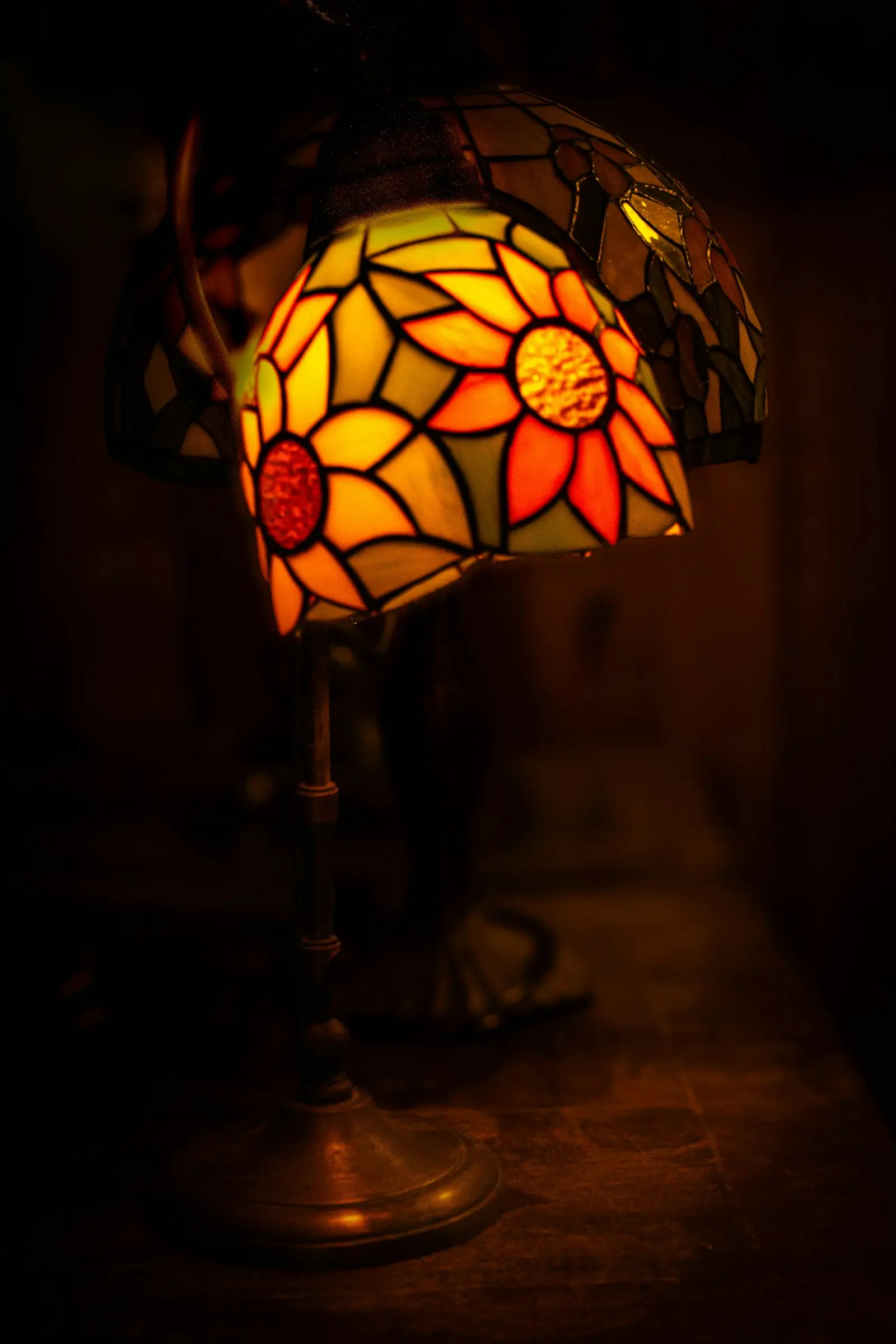 Επιτραπέζιο φωτιστικό τύπου Tiffany με ηλιοτρόπια